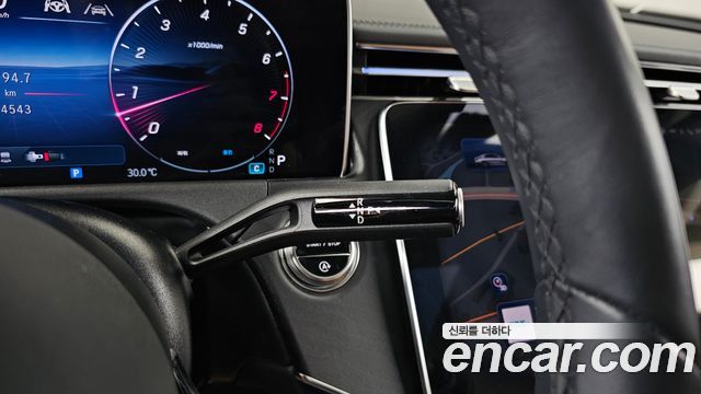 Mercedes-Benz E-Class 2025 — photo 12