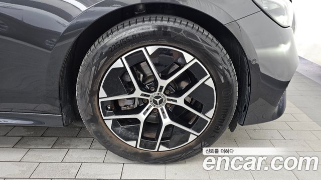 Mercedes-Benz E-Class 2025 — photo 7