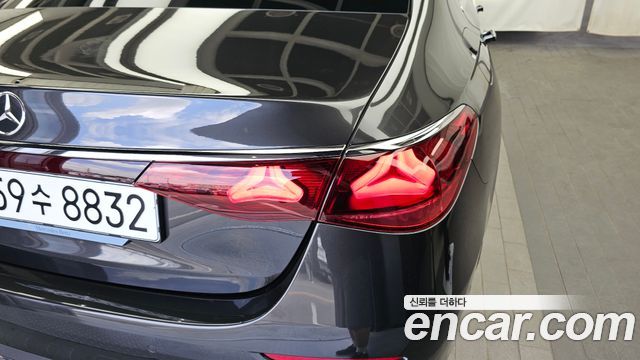 Mercedes-Benz E-Class 2025 — photo 9