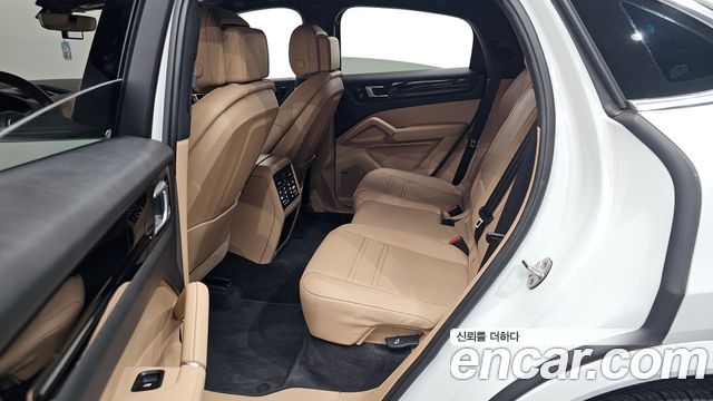 Porsche Cayenne 2023 — photo 17