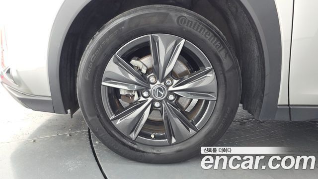 Lexus UX 2020 — photo 5