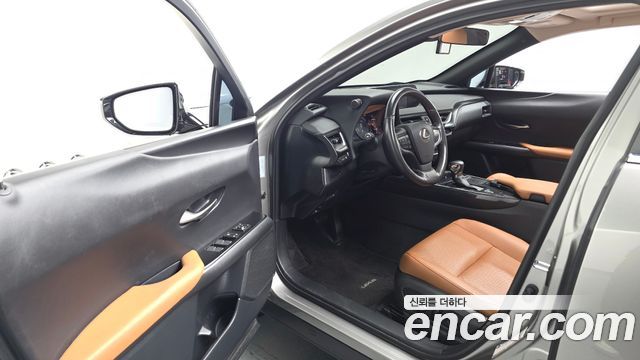 Lexus UX 2020 — photo 10