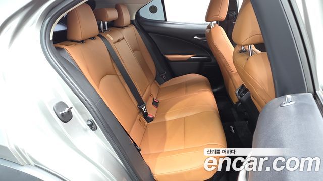 Lexus UX 2020 — photo 12