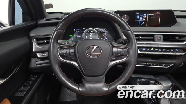 Lexus UX 2020 — photo 13