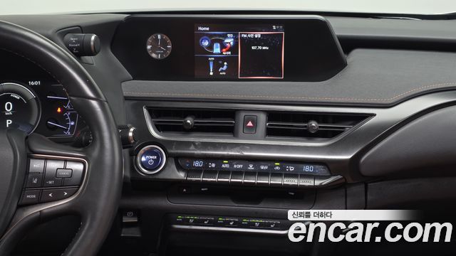 Lexus UX 2020 — photo 14