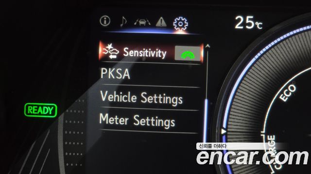 Lexus UX 2020 — photo 18