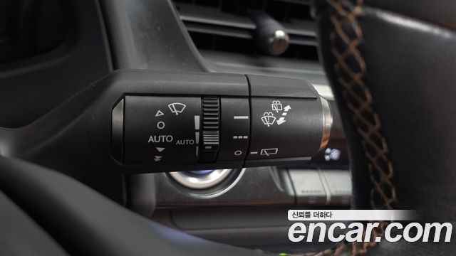 Lexus UX 2020 — photo 19