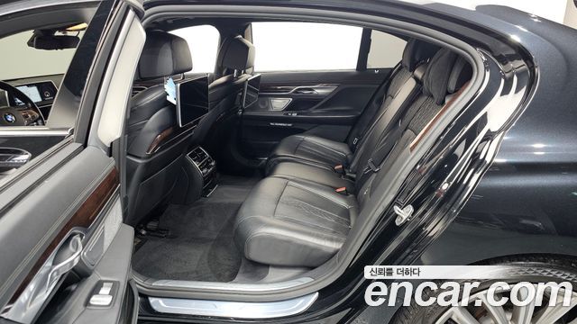 BMW 7-Series 2016 — photo 11