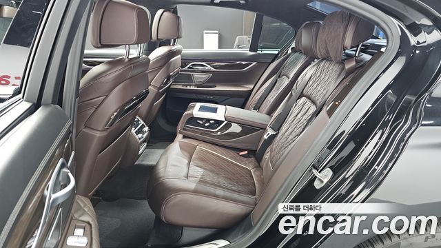 BMW 7-Series 2021 — photo 17