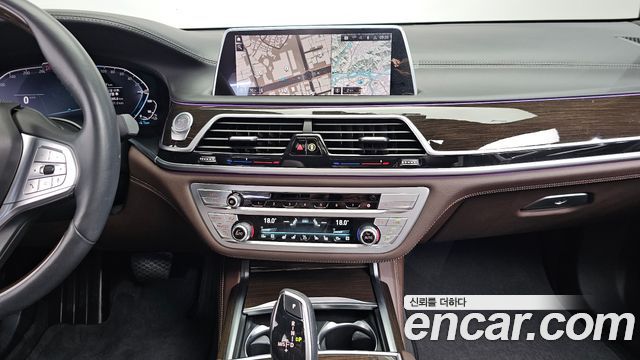 BMW 7-Series 2021 — photo 18