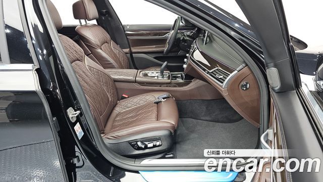 BMW 7-Series 2021 — photo 16