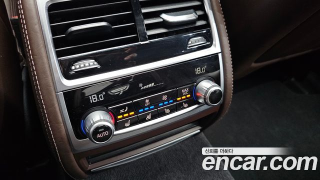 BMW 7-Series 2021 — photo 28
