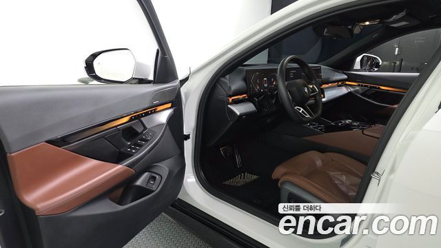 BMW 5-Series 2025 — photo 13