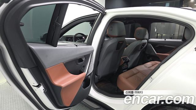 BMW 5-Series 2025 — photo 16