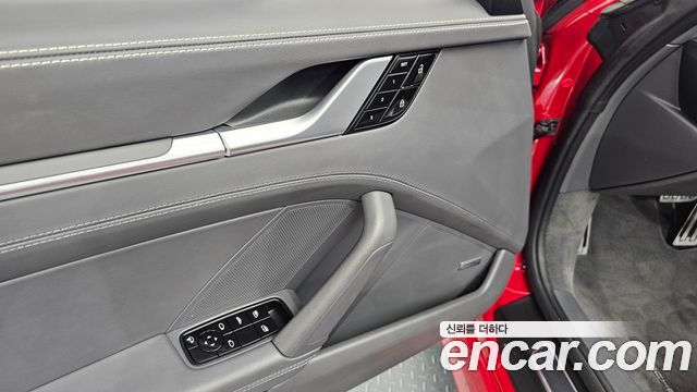 Porsche 911 2021 — photo 36
