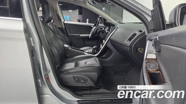 Volvo XC60 2017 — photo 11