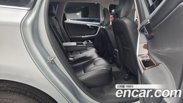 Volvo XC60 2017 — photo 12