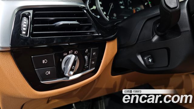 BMW 5-Series 2018 — photo 13