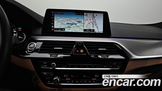 BMW 5-Series 2018 — photo 15