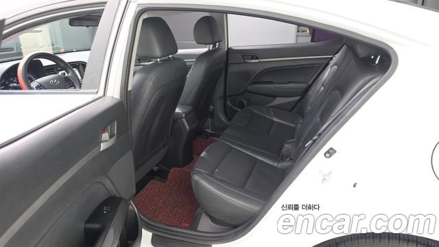 Hyundai AVANTE 2016 — photo 11