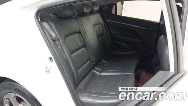 Hyundai AVANTE 2016 — photo 12