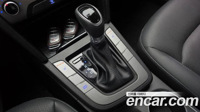 Hyundai AVANTE 2017 — photo 12