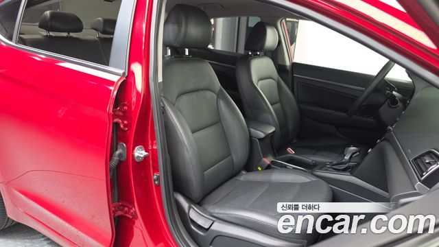 Hyundai AVANTE 2017 — photo 17