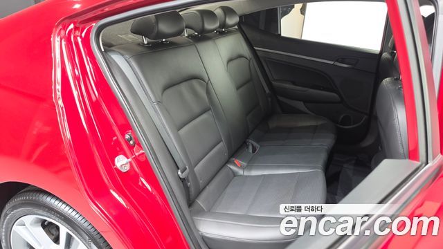 Hyundai AVANTE 2017 — photo 18