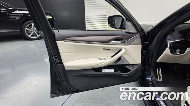 BMW 5-Series 2021 — photo 14