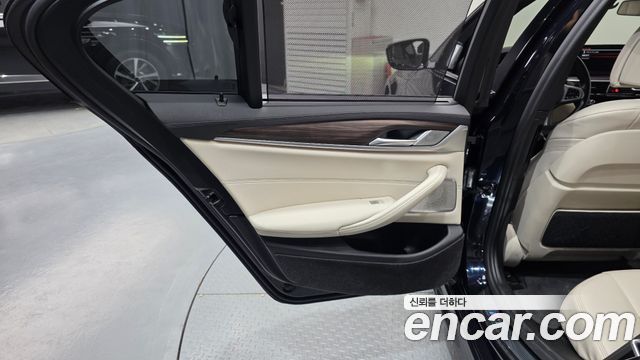 BMW 5-Series 2021 — photo 15