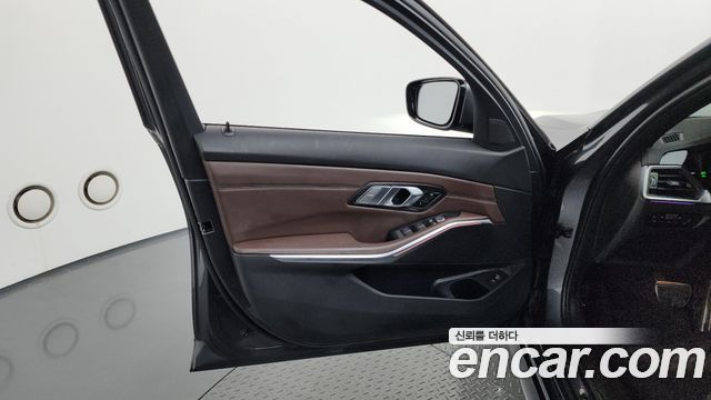 BMW 3-Series 2022 — photo 14