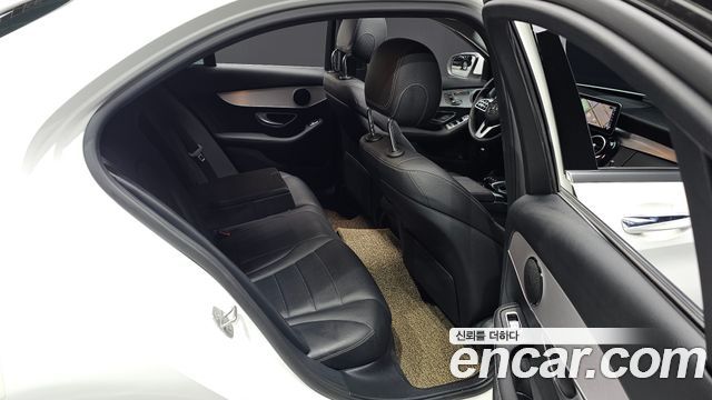 Mercedes-Benz C-Class 2020 — photo 17