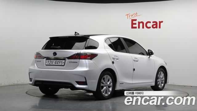 Lexus CT200h 2017 — photo 2
