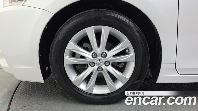 Lexus CT200h 2017 — photo 5