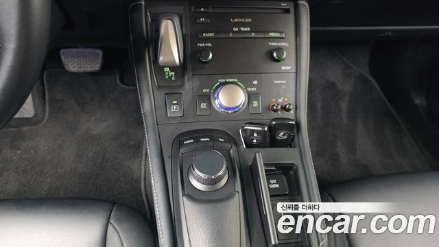 Lexus CT200h 2017 — photo 9