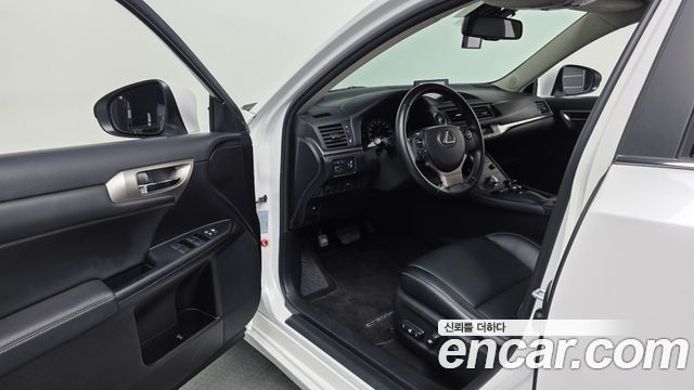 Lexus CT200h 2017 — photo 10