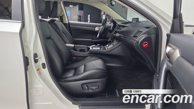 Lexus CT200h 2017 — photo 11