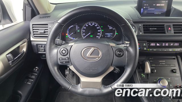 Lexus CT200h 2017 — photo 13