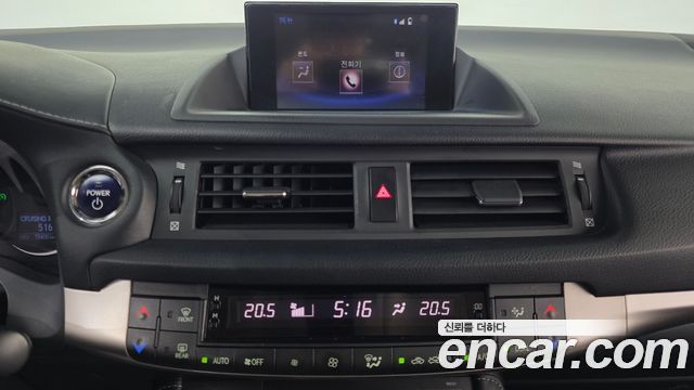 Lexus CT200h 2017 — photo 14