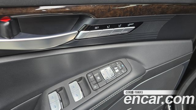Genesis G90 2019 — photo 30