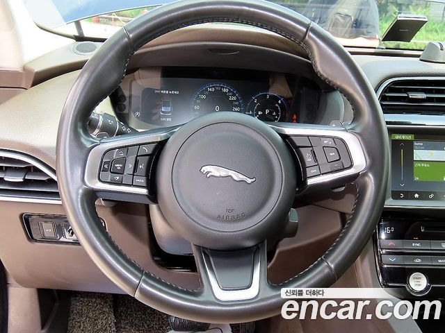 Jaguar F-PACE 2018 — photo 8