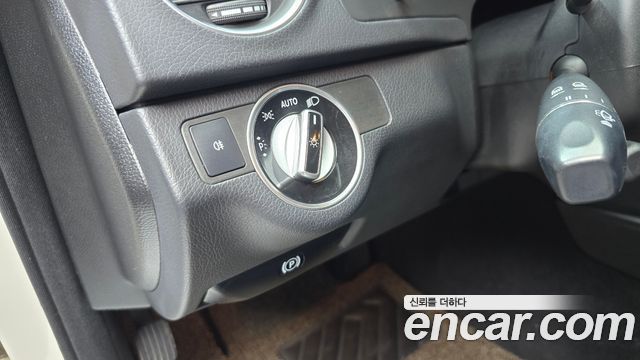 Mercedes-Benz C-Class 2012 — photo 16