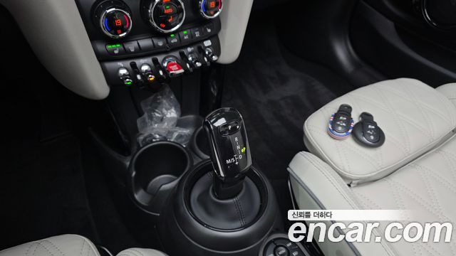 Mini Cooper Convertible 2023 — photo 12