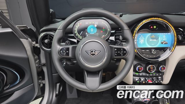 Mini Cooper Convertible 2023 — photo 19