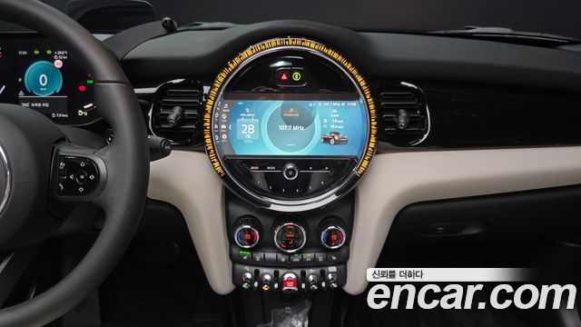 Mini Cooper Convertible 2023 — photo 20