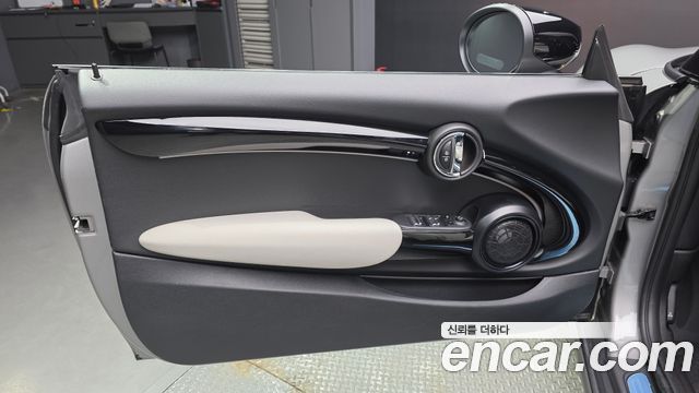 Mini Cooper Convertible 2023 — photo 14