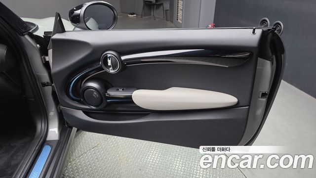Mini Cooper Convertible 2023 — photo 15