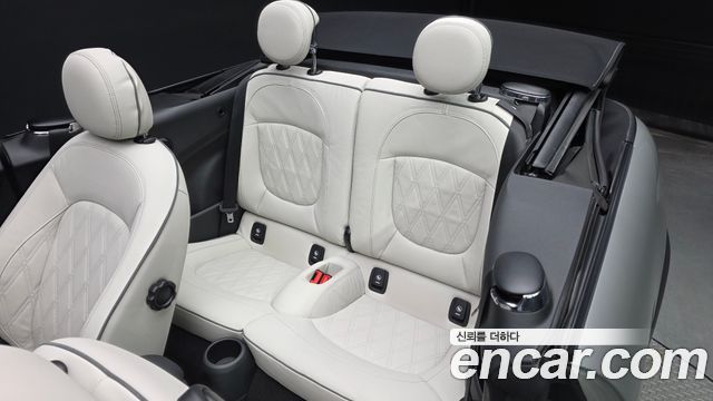 Mini Cooper Convertible 2023 — photo 16