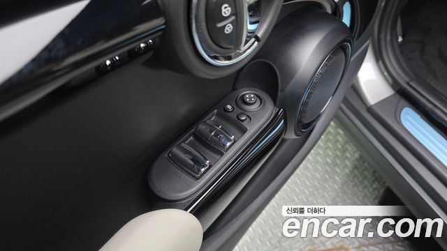 Mini Cooper Convertible 2023 — photo 27