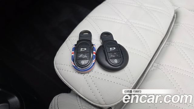 Mini Cooper Convertible 2023 — photo 30
